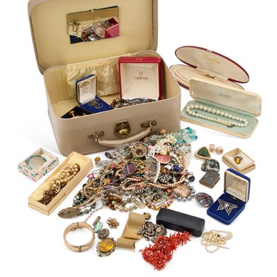 Lot 603 - A COLLECTION OF COSTUME AND SILVER JEWELLERY