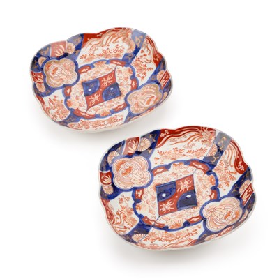 Lot 99 - A PAIR OF JAPANESE IMARI DISHES, LATE 19TH CENTURY