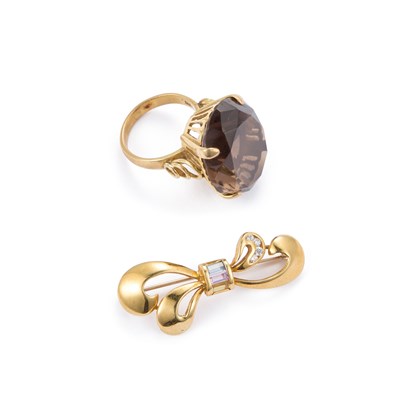 Lot 588 - A 14 CARAT GOLD SMOKEY QUARTZ RING TOGETHER WITH AN 18 CARAT GOLD BROOCH