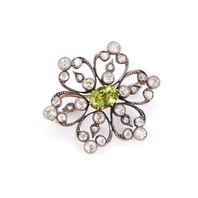 Lot 577 - A LATE 19TH CENTURY PERIDOT AND DIAMOND BROOCH