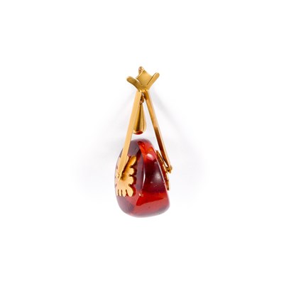 Lot 617 - AN AMBER PENDANT