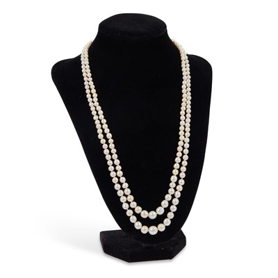 Lot 560 - A NATURAL SALTWATER PEARL AND DIAMOND NECKLACE