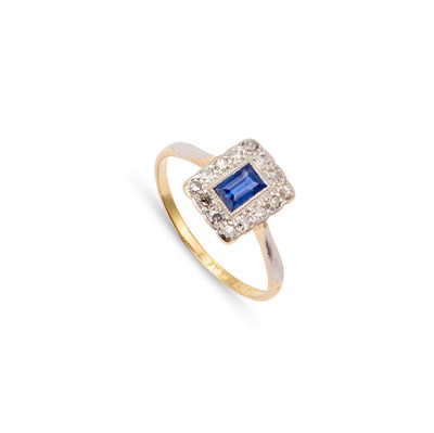 Lot 640 - A SAPPHIRE AND DIAMOND RING