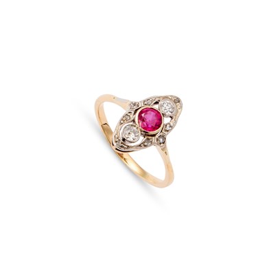 Lot 637 - A LATE EDWARDIAN RUBY AND DIAMOND RING