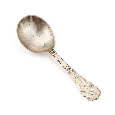 Lot 254 - AN UNMARKED CONTINENTAL SILVER SPOON