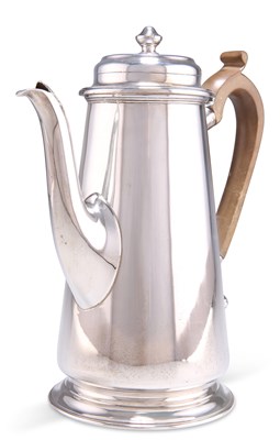 Lot 1299 - A GEORGE VI SILVER COFFEE POT