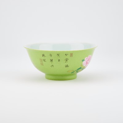 Lot 71 - A CHINESE GREEN-GROUND BOWL