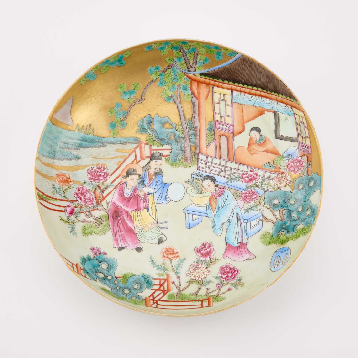 Lot 75 - A CHINESE FAMILLE ROSE DISH