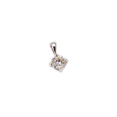 Lot 555 - A DIAMOND PENDANT