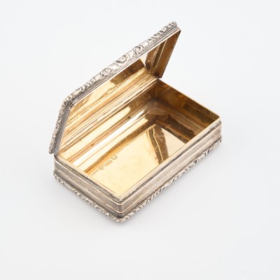 Lot 398 - AN EARLY VICTORIAN SILVER SNUFF BOX