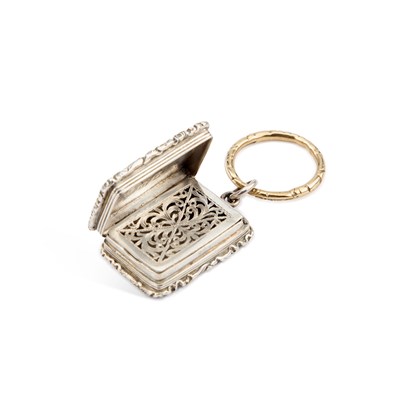 Lot 449 - A GEORGE IV SILVER VINAIGRETTE