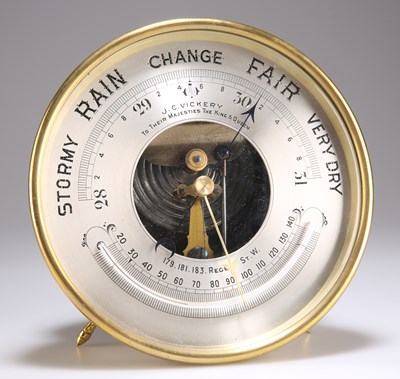 Lot 277 - AN EARLY 20TH CENTURY BRASS DESK-TOP BAROMETER