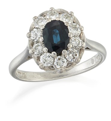 Lot 1581 - AN 18 CARAT WHITE GOLD SAPPHIRE AND DIAMOND CLUSTER RING