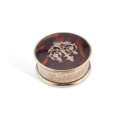 Lot 71 - A SMALL GEORGE V SILVER AND TORTOISESHELL BOX