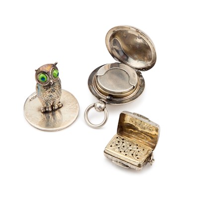 Lot 342 - A GEORGE V SILVER AND ENAMEL NOVELTY 'OWL' MENU HOLDER