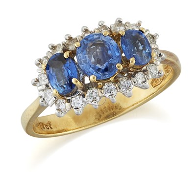 Lot 1599 - AN 18 CARAT GOLD SAPPHIRE AND DIAMOND CLUSTER RING