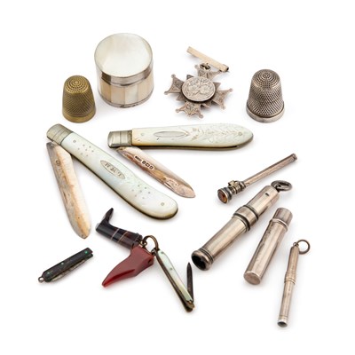 Lot 63 - A MISCELLANEOUS GROUP OF ITEMS