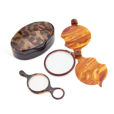 Lot 81 - A TORTOISESHELL BOX, TORTOISESHELL LORGNETTE AND A TORTOISESHELL MAGNIFYING GLASS