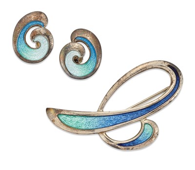 Lot 1742 - SHEILA FLEET - A PAIR OF SILVER AND ENAMEL EARRINGS AND A BROOCH