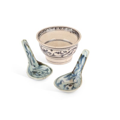 Lot 163 - A CHINESE BLUE AND WHITE BOWL AND TWO BLUE AND WHITE SPOONS