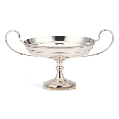 Lot 335 - A GEORGE V SILVER TWO-HANDLED COMPORT