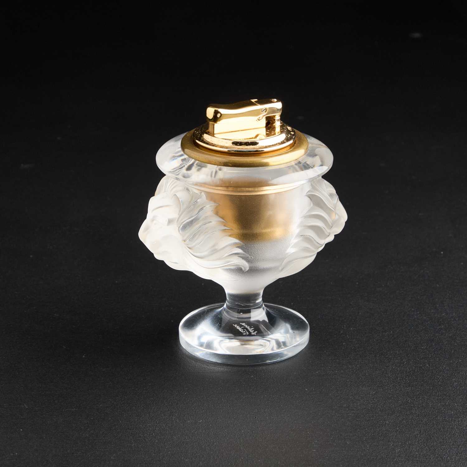 Lot 129 - A LALIQUE TABLE LIGHTER