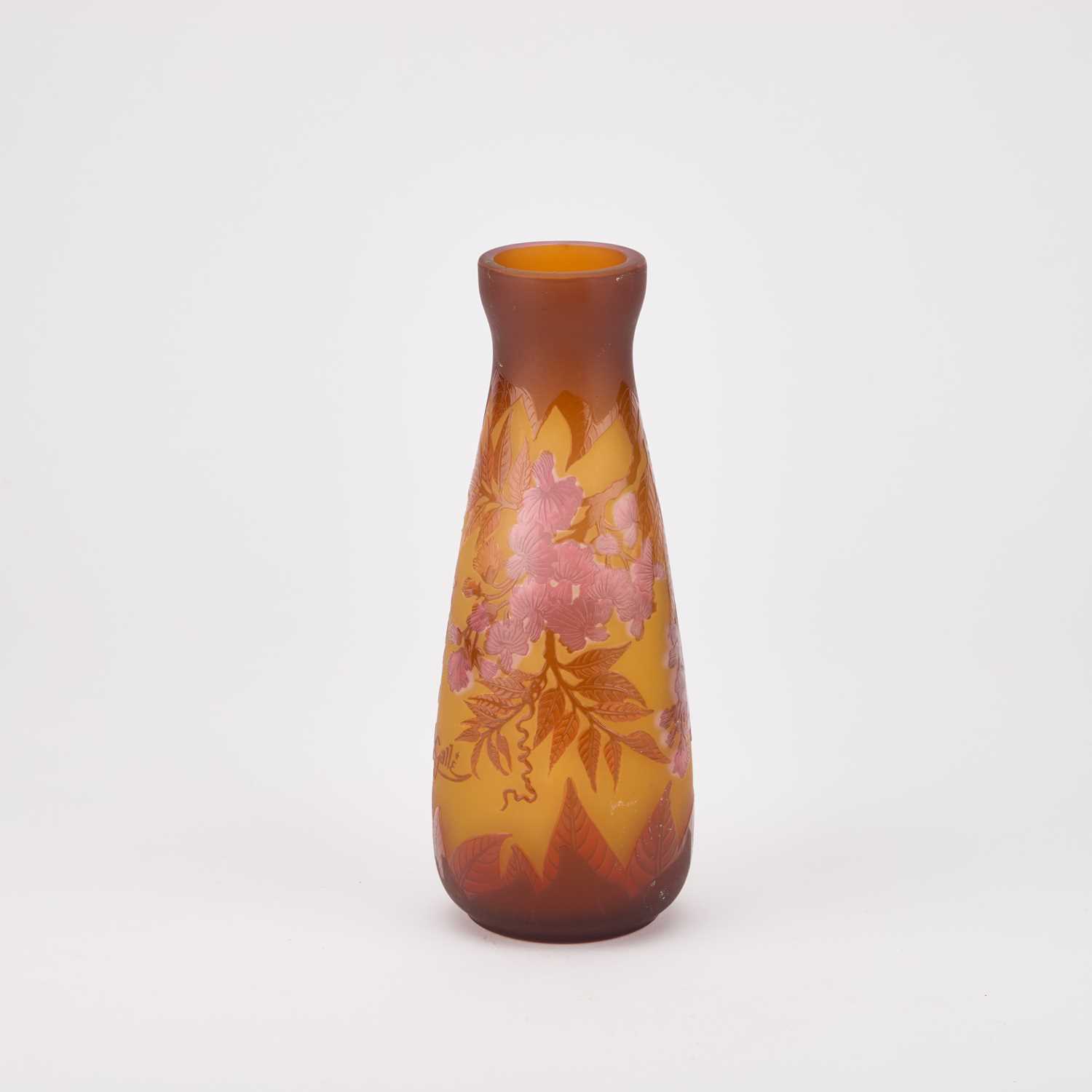 Lot 108 - A CAMEO GLASS VASE