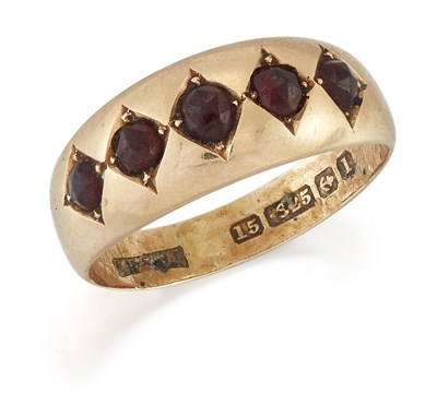 Lot 1725 - AN EARLY 20TH CENTURY 15 CARAT GOLD GARNET RING