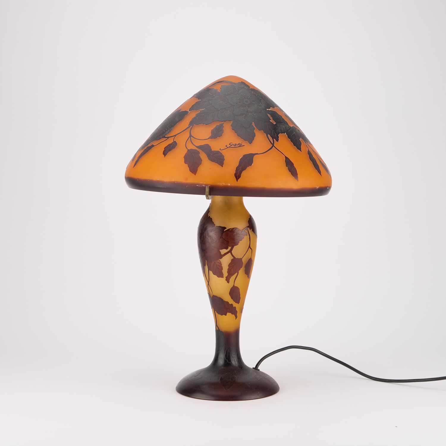 Lot 102 - A CAMEO GLASS TABLE LAMP IN THE MANNER OF GALLE