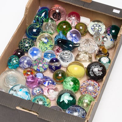 Lot 162 - A GROUP OF PAPERWEIGHTS