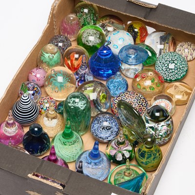 Lot 160 - A GROUP OF PAPERWEIGHTS