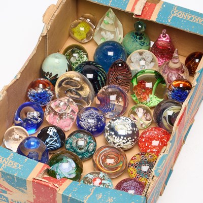 Lot 158 - A GROUP OF PAPERWEIGHTS