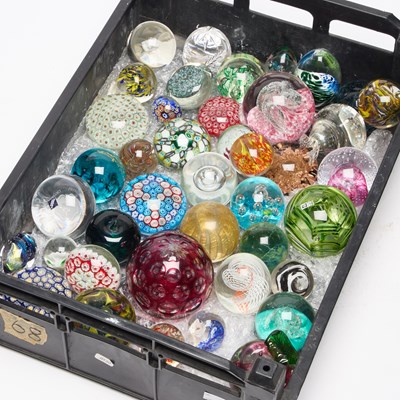 Lot 136 - A GROUP OF PAPERWEIGHTS