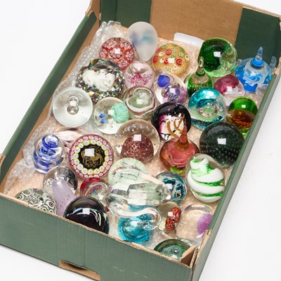 Lot 157 - A GROUP OF PAPERWEIGHTS