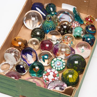 Lot 139 - A GROUP OF PAPERWEIGHTS