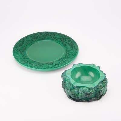 Lot 105 - A MALACHITE GLASS PLATE AND ASH TRAY