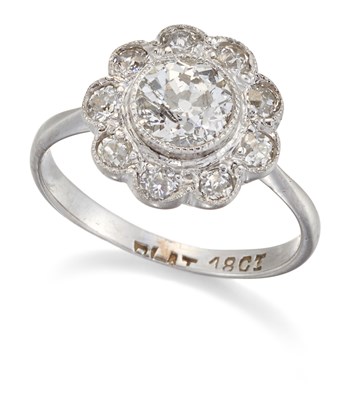 Lot 1707 - A DIAMOND CLUSTER RING