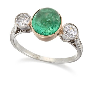 Lot 1706 - AN EMERALD AND DIAMOND THREE STONE RING