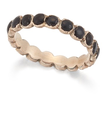 Lot 1632 - AN EARLY 19TH CENTURY ONYX ETERNITY RING