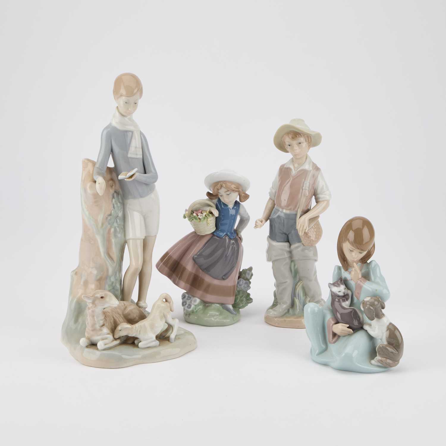 Lot 289 - FOUR LLADRO FIGURES