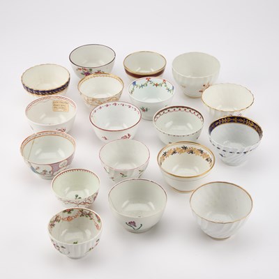 Lot 413 - A COLLECTION OF 18TH CENTURY ENGLISH TEA BOWLS