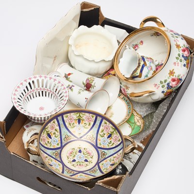 Lot 344 - A MIXED LOT OF CERAMICS