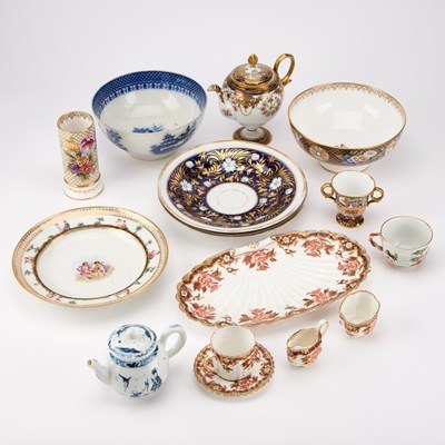 Lot 431 - A COLLECTION OF CERAMICS