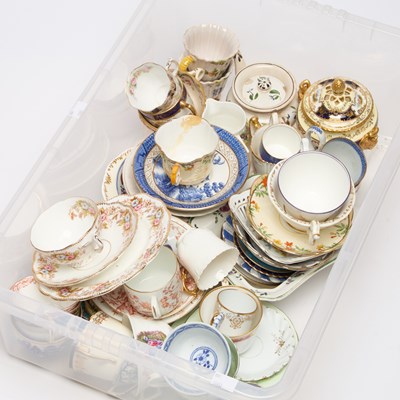 Lot 364 - A COLLECTION OF CERAMICS