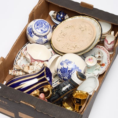 Lot 365 - A COLLECTION OF CERAMICS