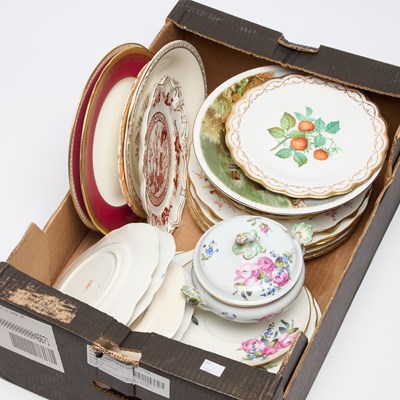 Lot 422 - A COLLECTION OF CERAMICS