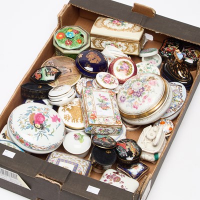 Lot 444 - A COLLECTION OF CERAMIC BOXES