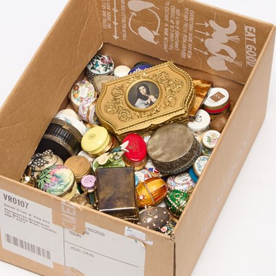 Lot 443 - A COLLECTION OF BOXES AND OBJECTS