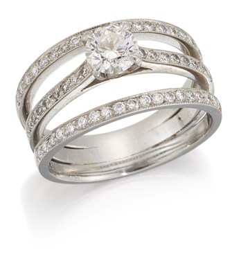 Lot 1520 - A PLATINUM DIAMOND RING