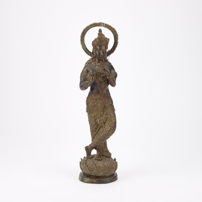 Lot 683 - A BRONZE FIGURE OF A GODDESS